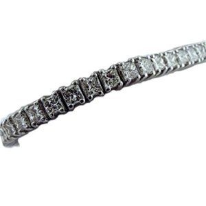 Round Brilliant Cut Diamonds on Prong Set Bracelet